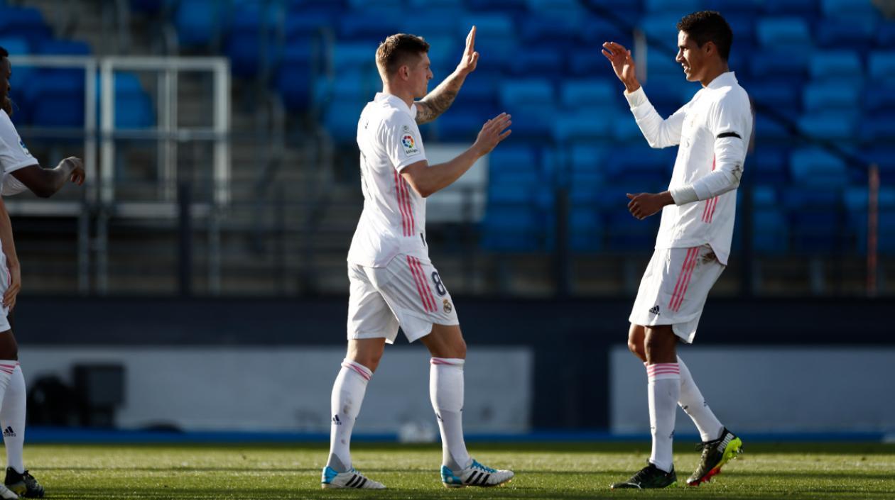 Toni Kroos y Raphael Varane.