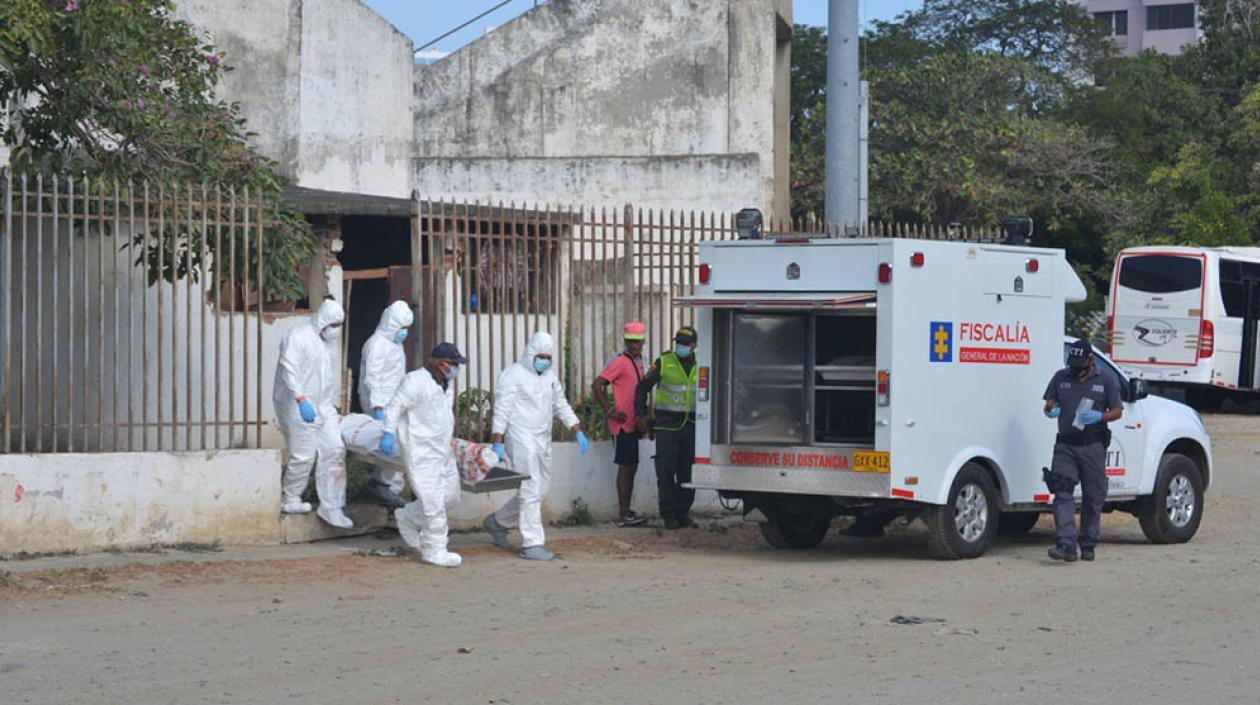 Momento en que era sacado el cadáver del estadio Eduardo Santos. 