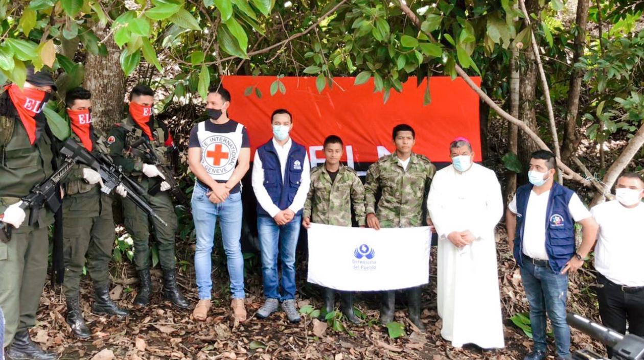 Los soldados Jesús Alberto Muñoz y Jonny Andrés Castillo.
