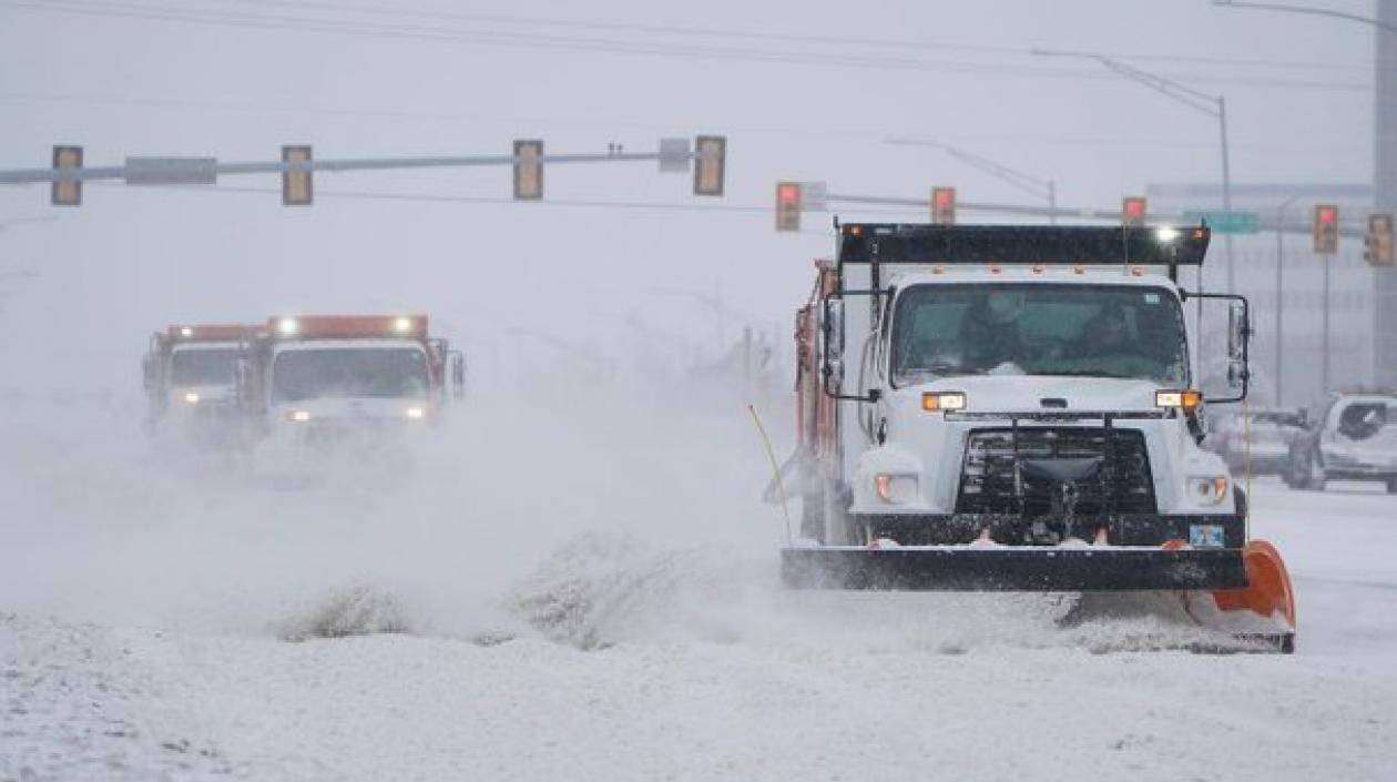 La Administración Nacional de Océanos y Atmósfera (NOAA, por sus siglas en inglés) indicó en un comunicado que unos 150 millones de estadounidenses -la mitad de la población del país- están actualmente afectados por los avisos de tormenta invernal. 