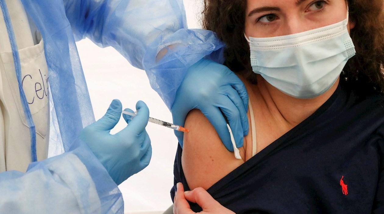 Una estudiante recibe una dosis de la vacuna de AstraZeneca en Zaragoza.