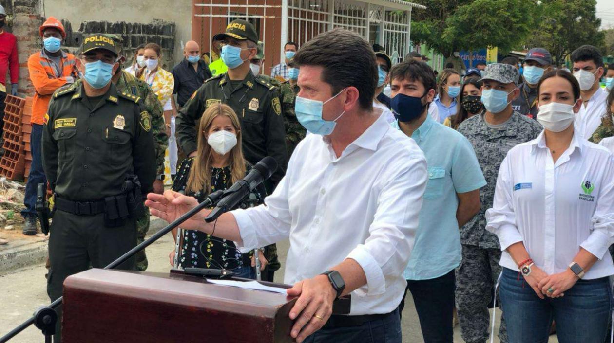 Diego Molano, Ministro de Defensa, en el barrio La Esmeralda de Barranquilla. 