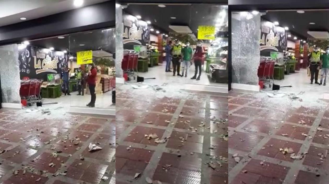 La entrada del local comercial quedó destruida tras la balacera