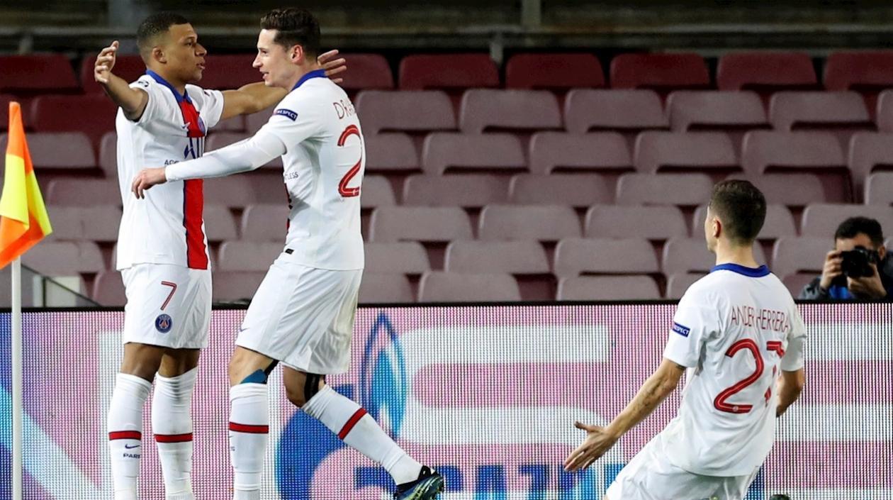 Kylian Mbappe, Julian Draxler y Ander Herrera celebran uno de los tantos del francés. 