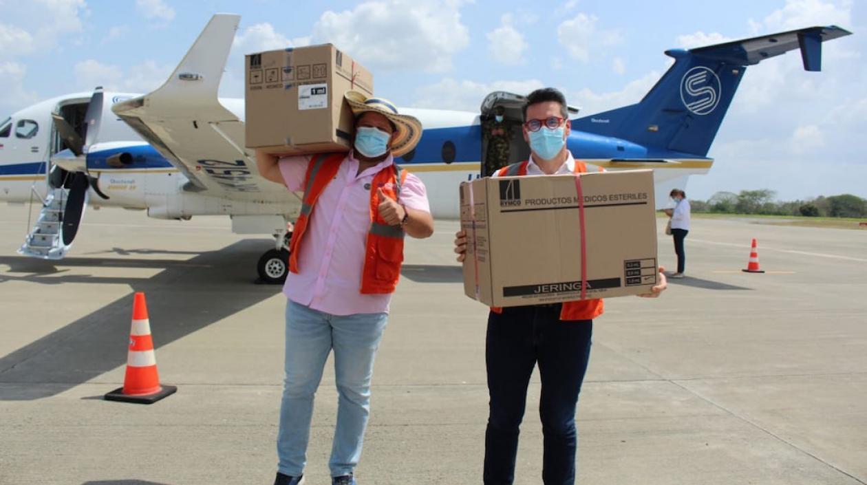 El Gobernador Orlando Benítez y el Alcalde Carlos Ordosgoitia, recibiendo las primeras vacunas.