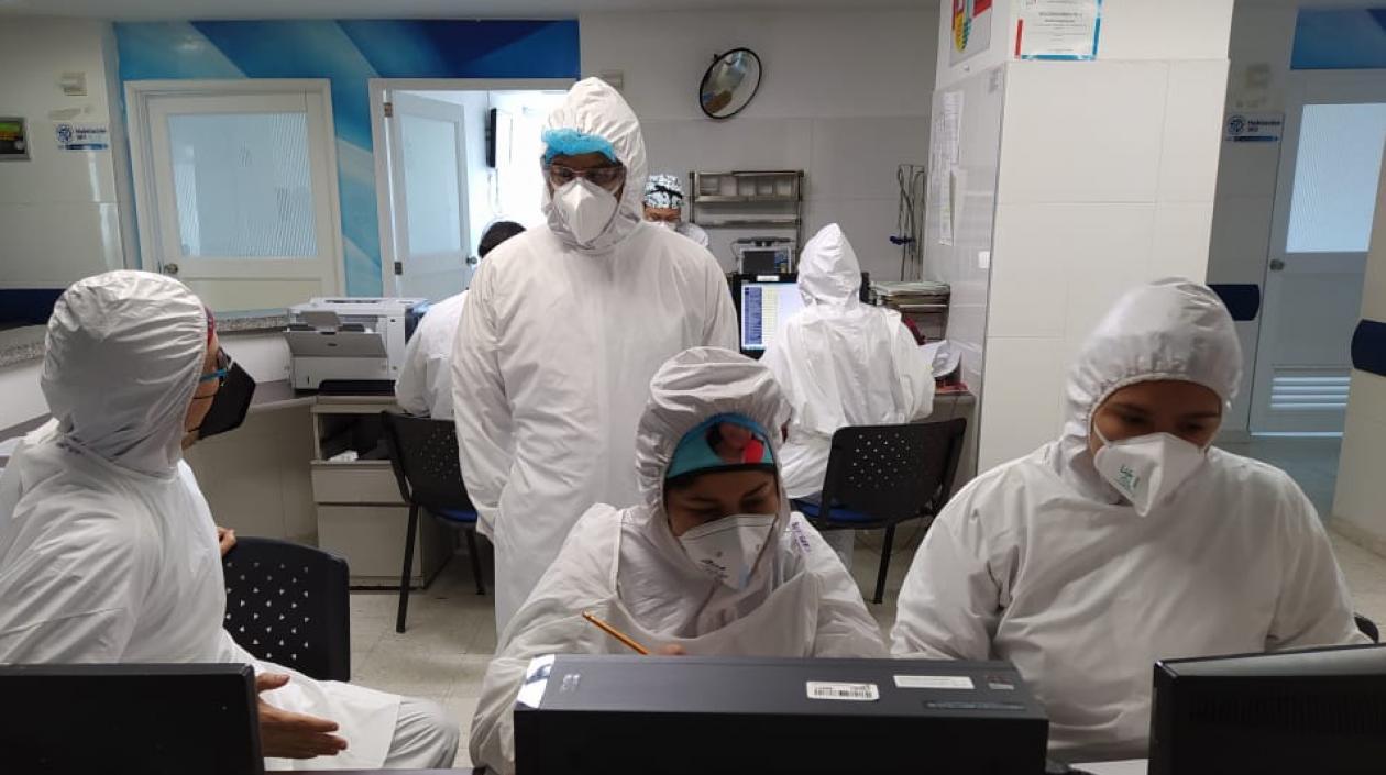 Personal médico y asistencial de primera línea del Covid-19 del Hospital Cari.