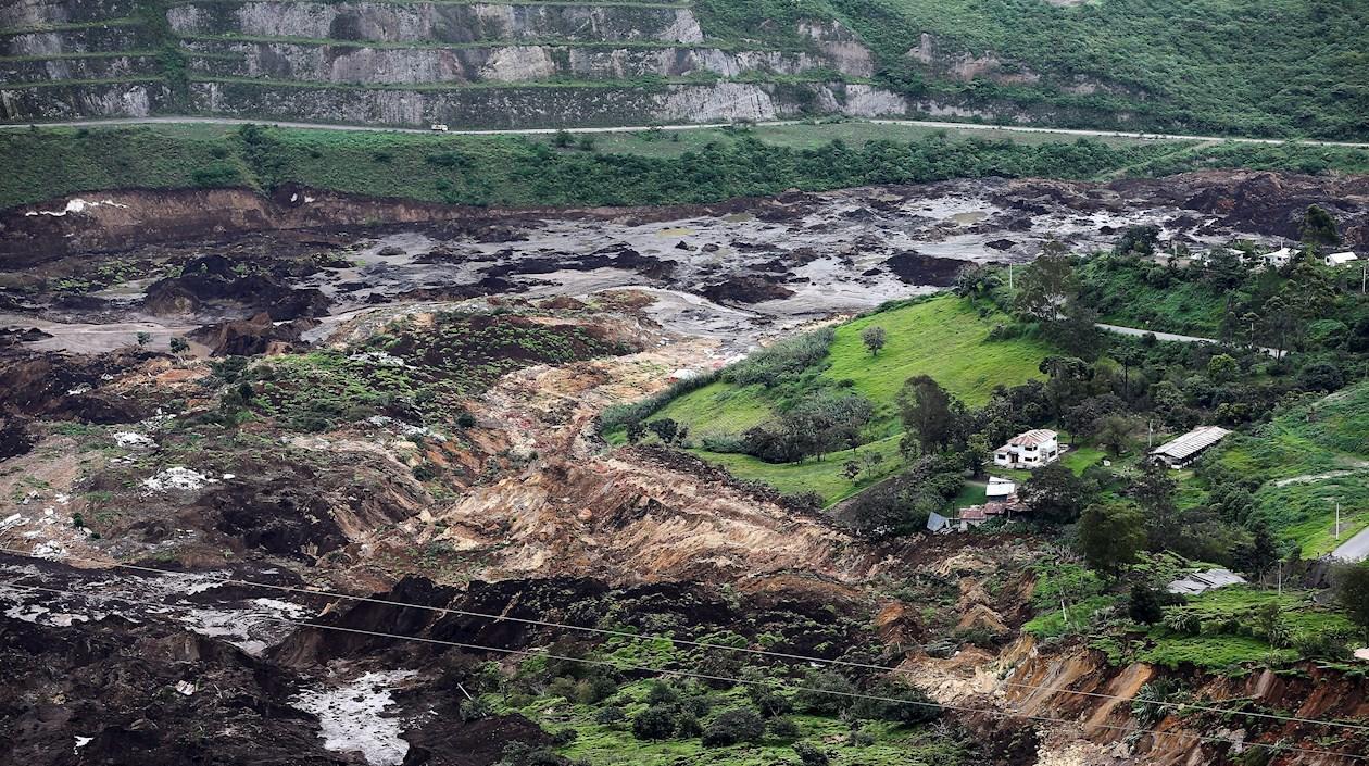 Fotografía desde el aire donde se observa el alud de tierra que cubrió parte de la población de Chunchi, en la provincia ecuatoriana de Chimborazo, en Ecuador. 