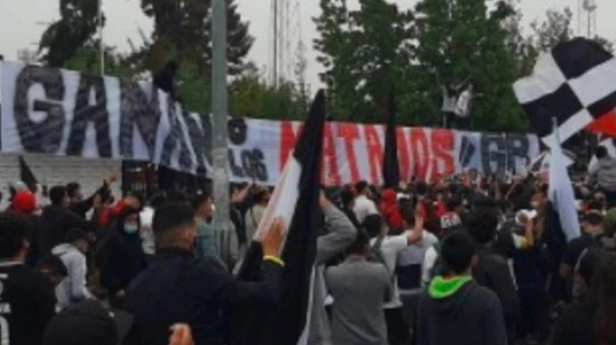 Hinchas muestran pancarta a jugadores de Colo Colo