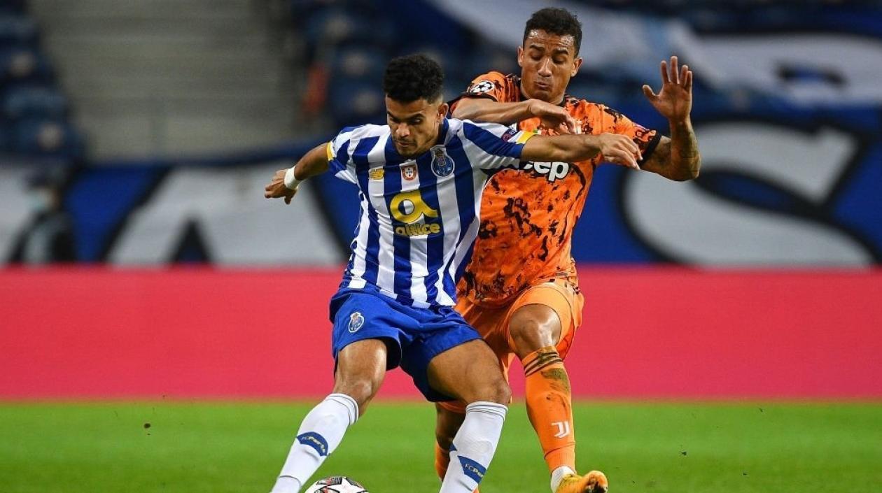 Luis Díaz ante la marca de Danilo. 