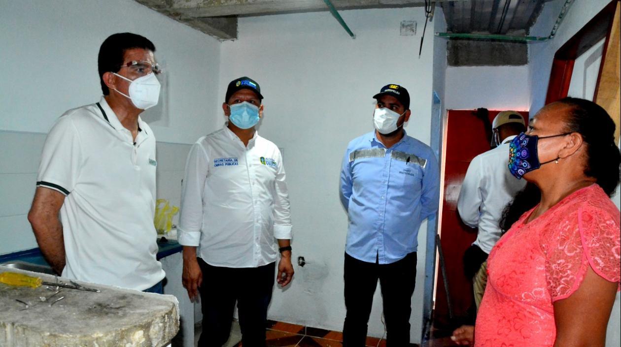 El alcalde Rodolfo Ucrós en una de las viviendas a mejorar. 