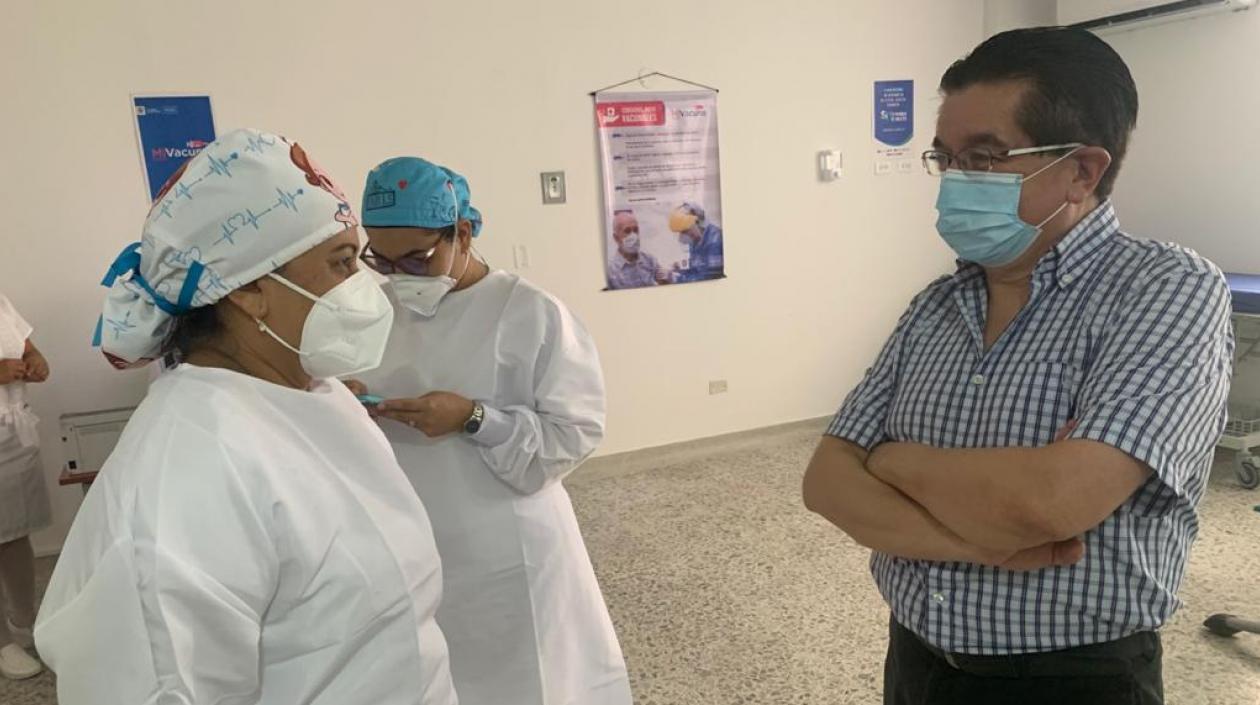 La enfermera jefe Verónica Machado, derecha, dialoga con el ministro de Salud, Fernando Ruiz.