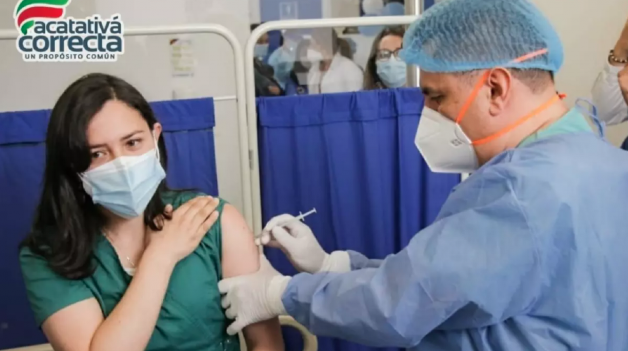 El Alcalde de Facatativá aplicando la vacuna.