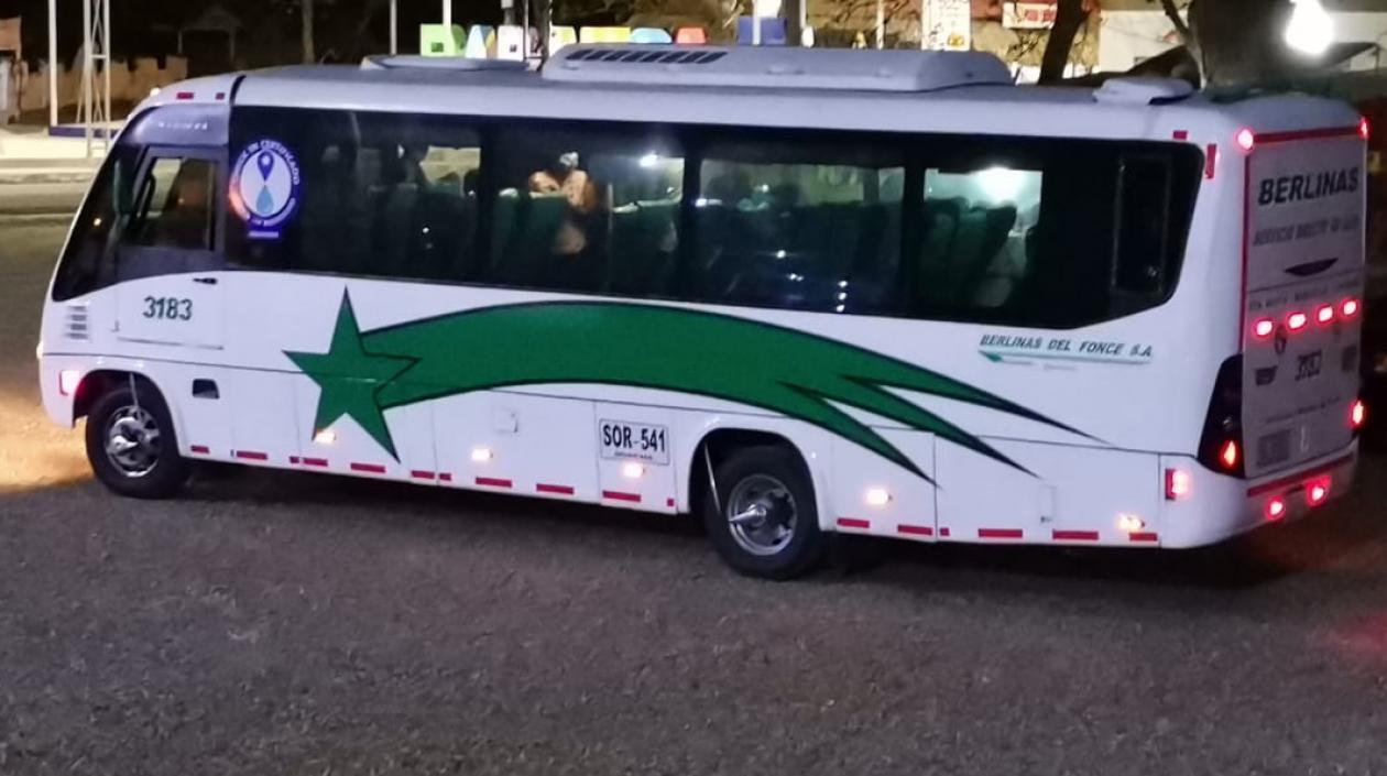 El bus donde los pasajeros fueron asaltados. 