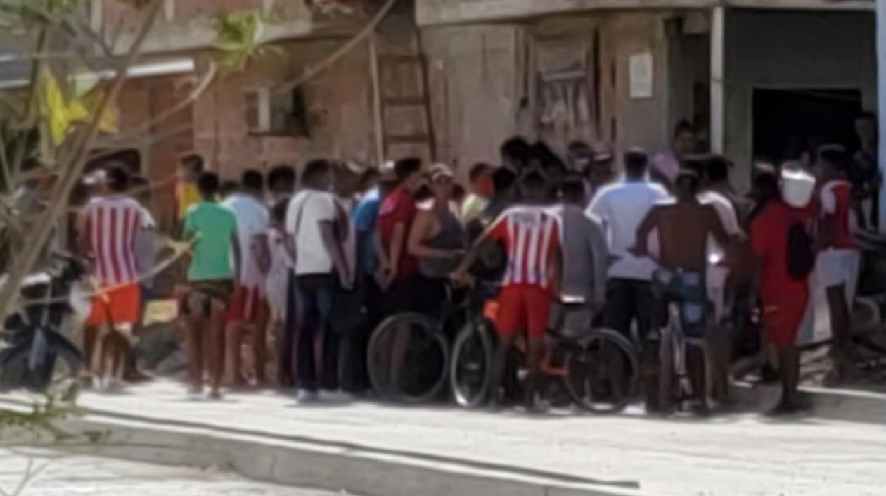 Muchas personas se aglomeraron en el lugar donde fue asesinado el hombre por los sicarios en moto. 