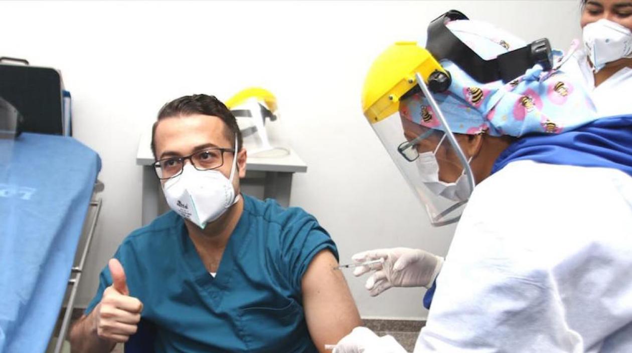 Aplicación de dosis al personal de la salud.