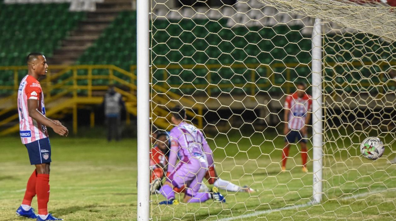 Willer Ditta mira el balón en las redes, Sebastián Viera se reclama con Dany Rosero y Marlon Piedrahita observa la escena.