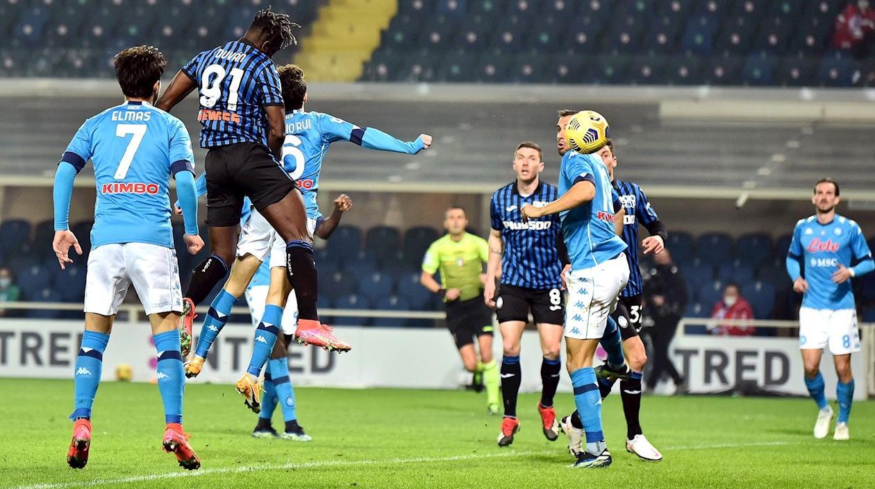 Duván Zapata marca de cabeza, tras centro de Luis Fernando Muriel. 