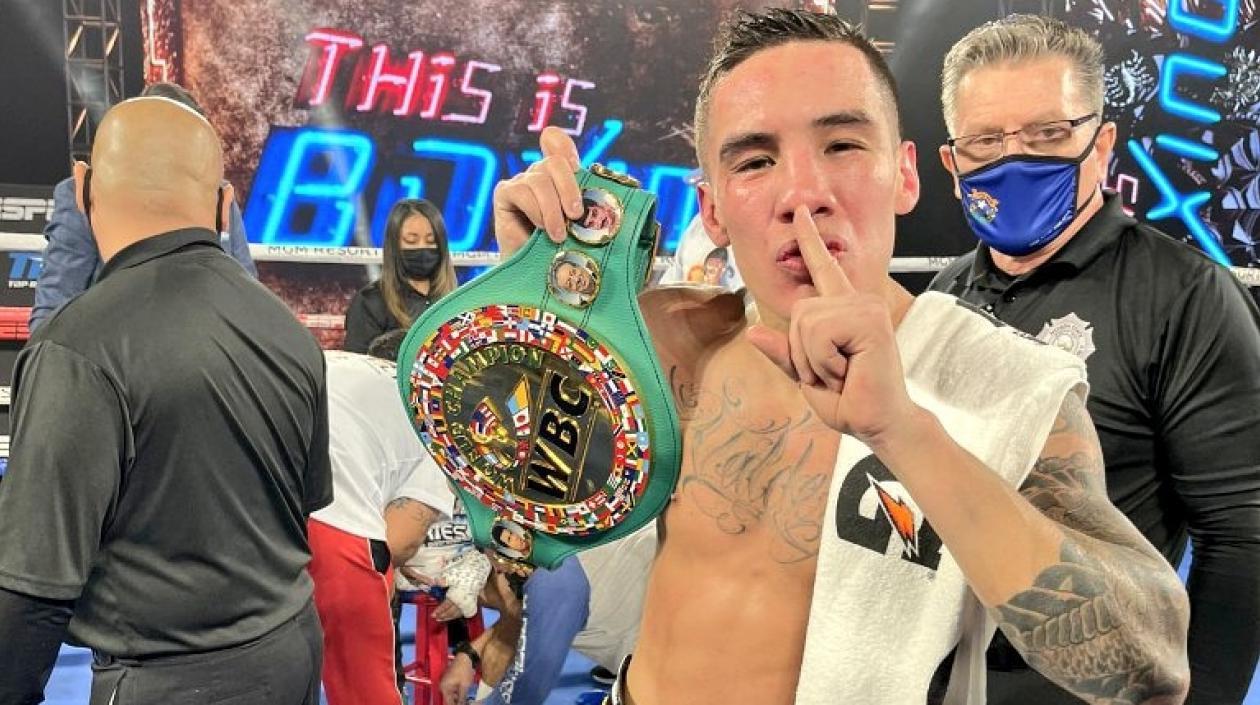 Óscar Valdez con el cinturón de campeón mundial. 