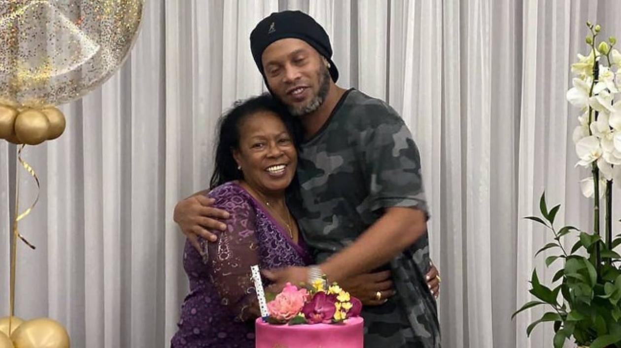 Ronaldinho y su señora madre Miguelina Elói Assis dos Santos