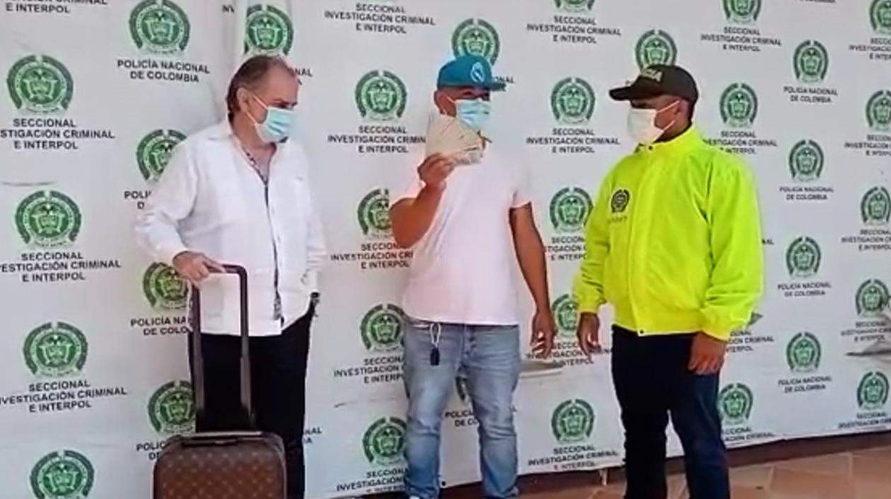 Taxista devuelve los 9.000 dólares y la maleta.