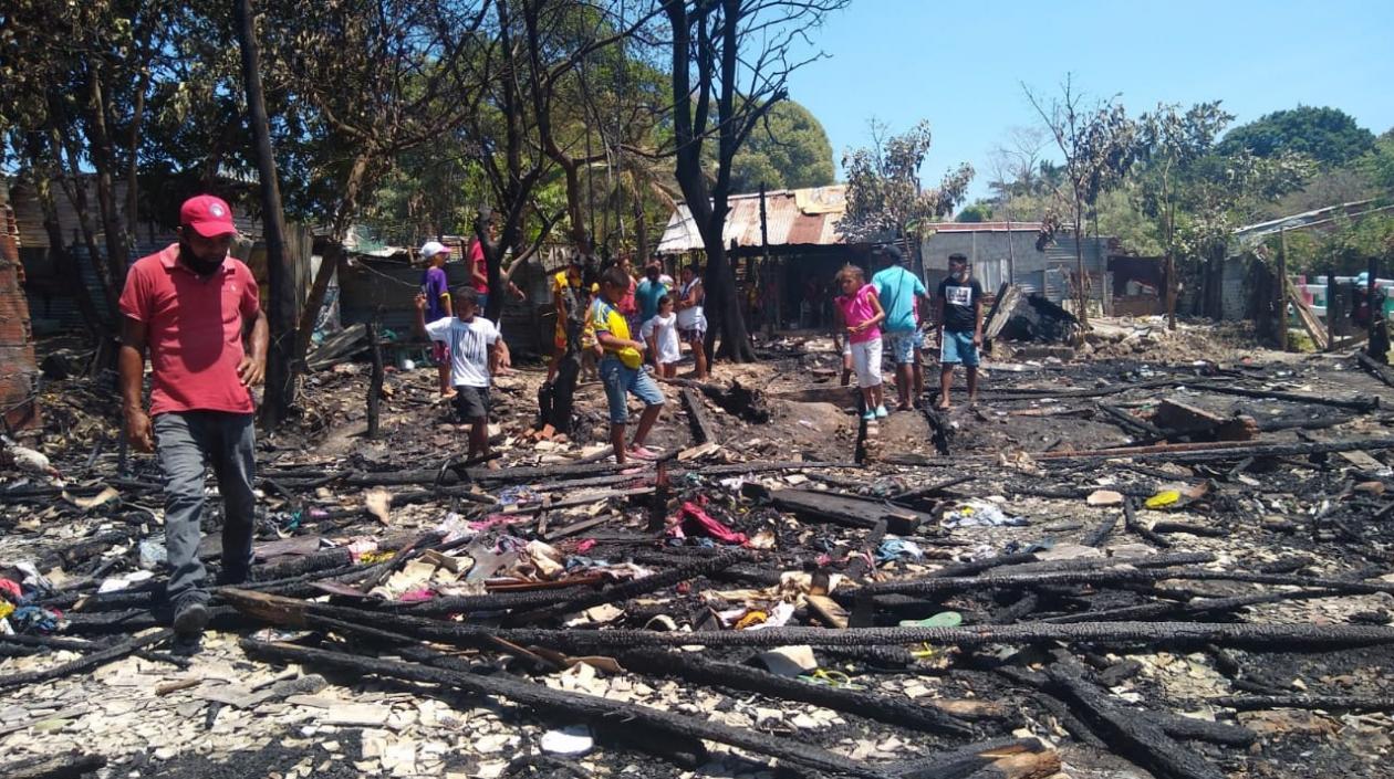 Las llamas consumieron todo de las cinco viviendas de manera en el barrio El Bosque. 