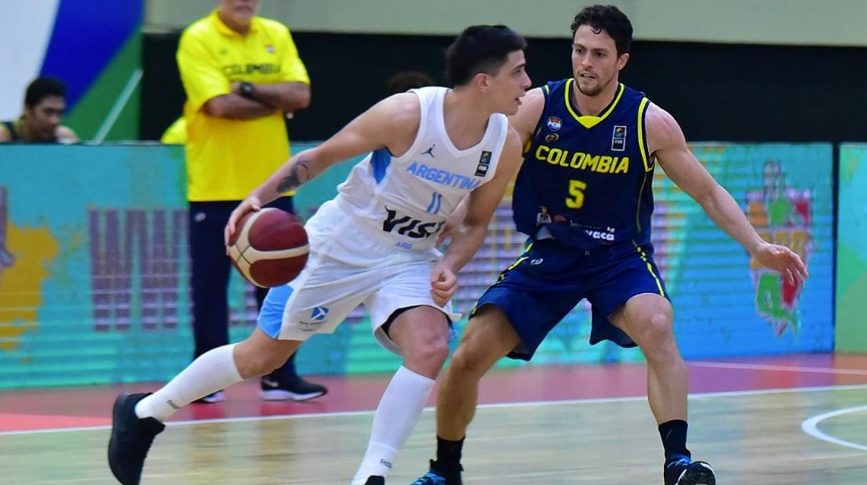 El barranquillero Gianluca Bacci marca a un argentino. 