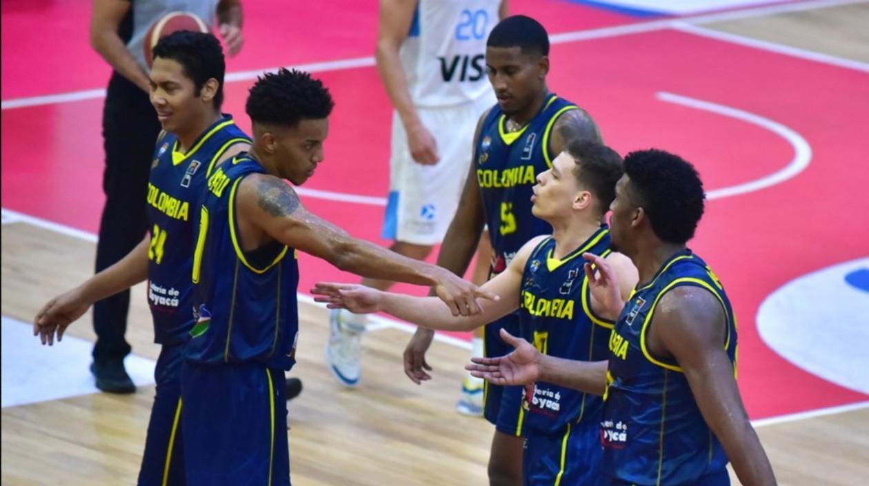 Hansel Atencia celebra con sus compañeros. 