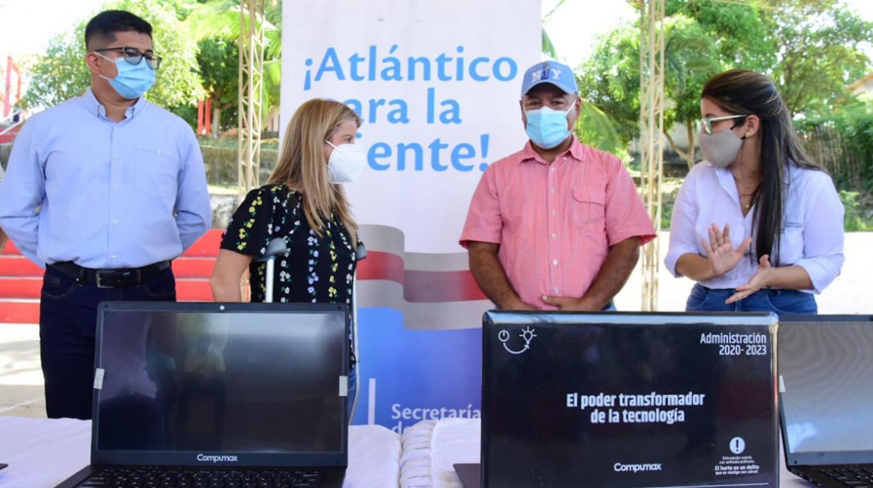 La Gobernadora Elsa Noguera, durante la entrega de los equipos.