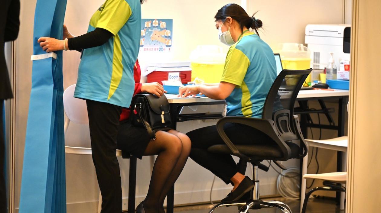 Una sanitaria prepara una dosis de la vacuna anti covid en una clínica de China. 