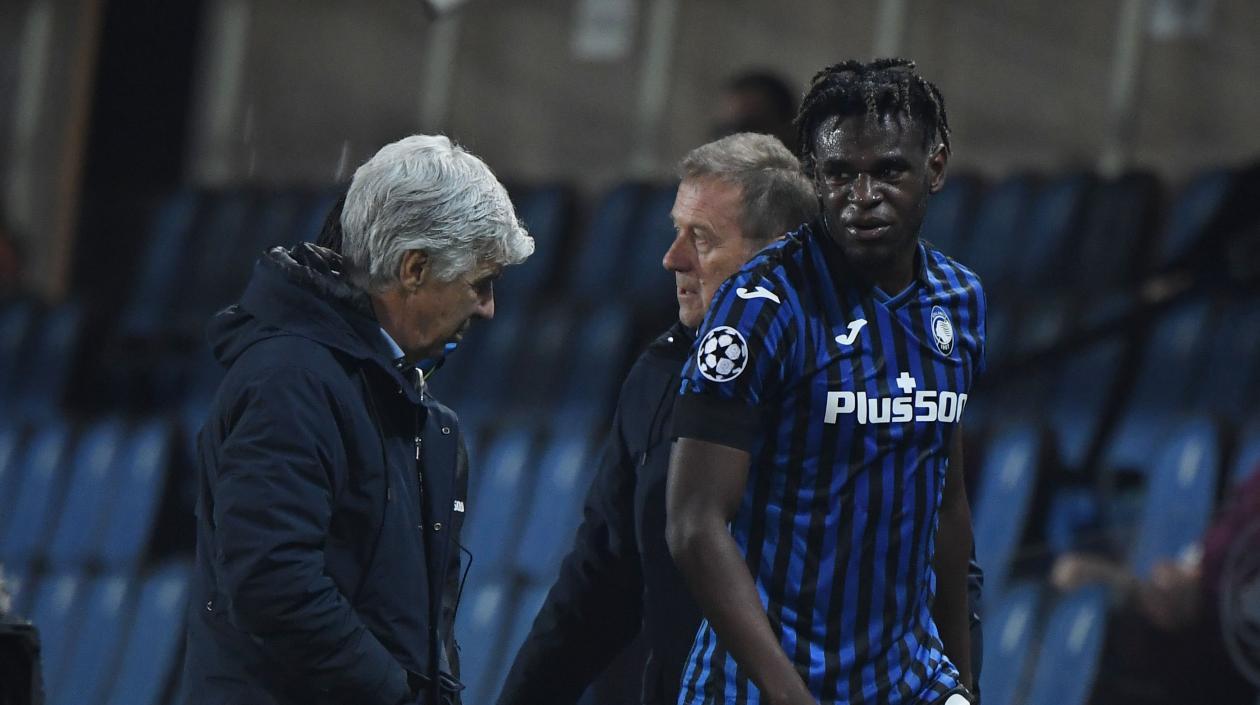 Duván Zapata se retira lesionado. 