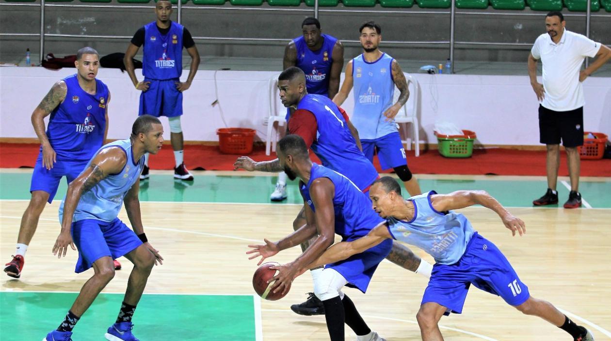 Adris De León intenta robar la pelota ante la mirada de fondo de Jonathan Rodríguez, Selem Safar y Antonio Peña.