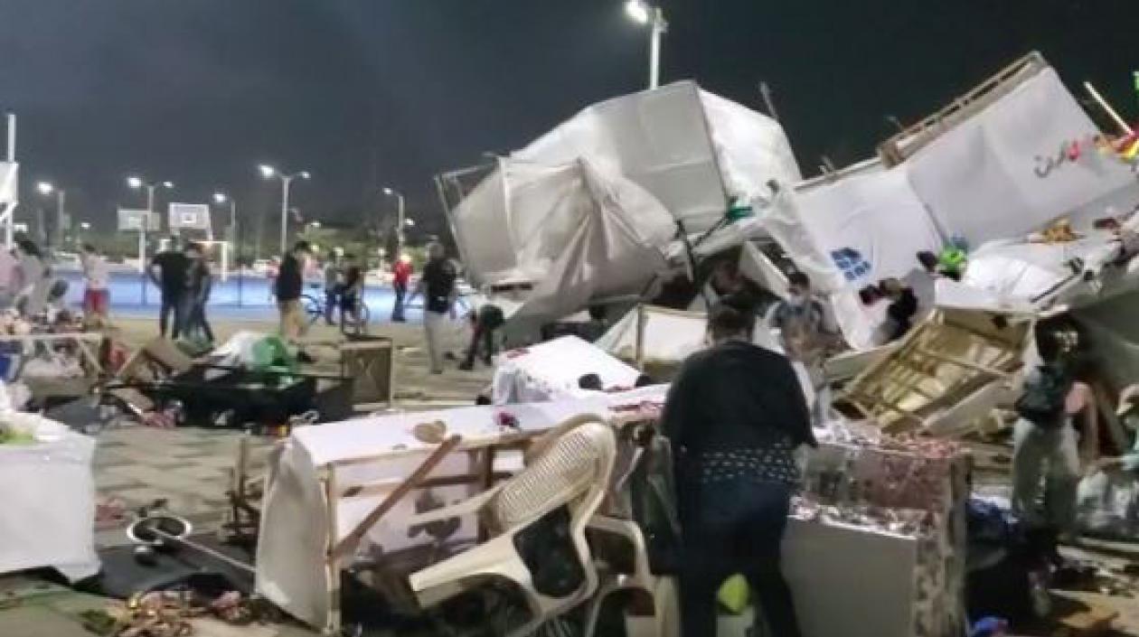 Puestos afectados por las fuertes brisas en el Gran Malecón del Río.