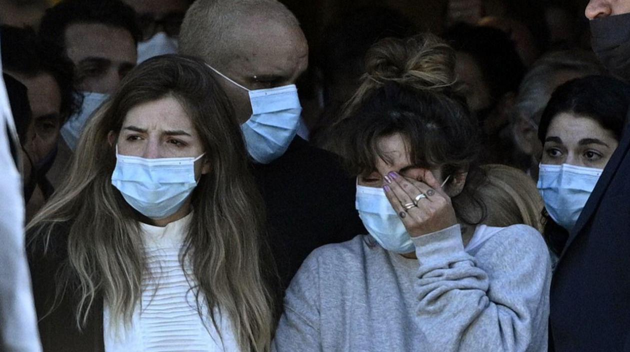 Jana y Giannina Maradona durante el sepelio de su padre Diego Armando. 