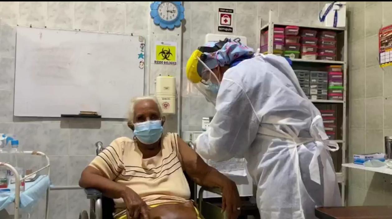 Belarmina Meneses, de 87 años de edad, primera anciana vacunada en Barranquilla.