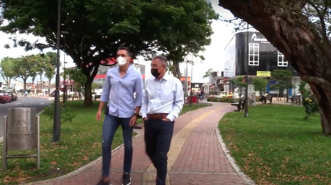 El periodista Jorge Cura Amar recorriendo la ciudad de Pereira.