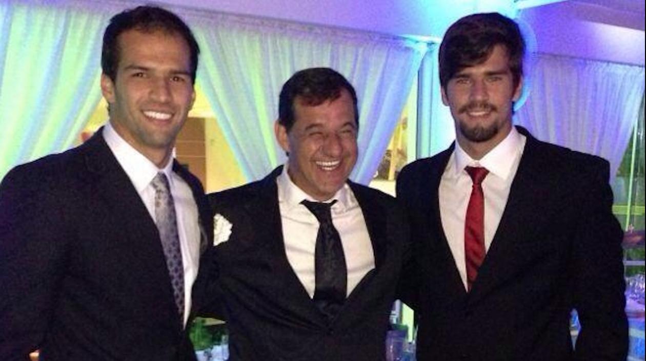 José Becker, en el centro, padre de los porteros brasileños Álisson, del Liverpool inglés, y Muriel, del Fluminense.