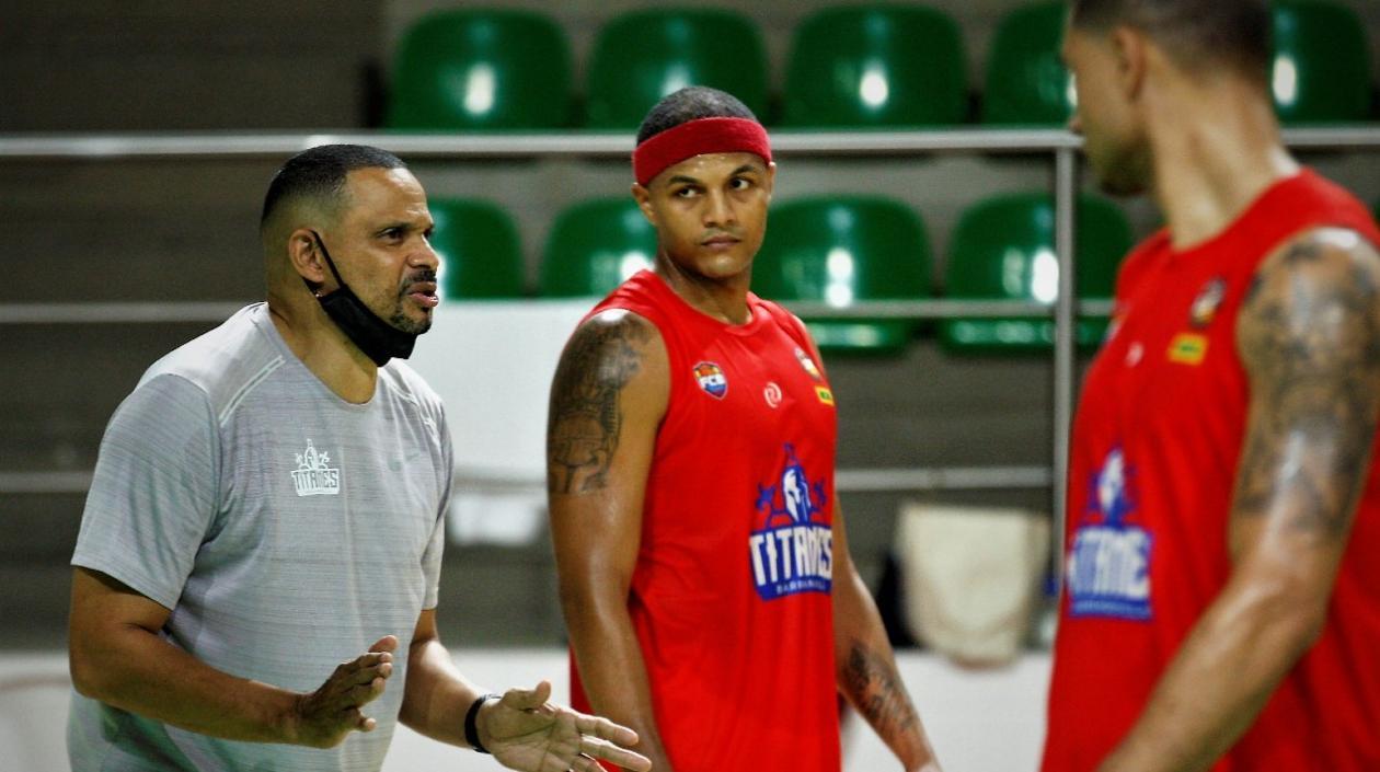 Tomás Díaz, entrenador de Titanes, con Micky Díaz. 