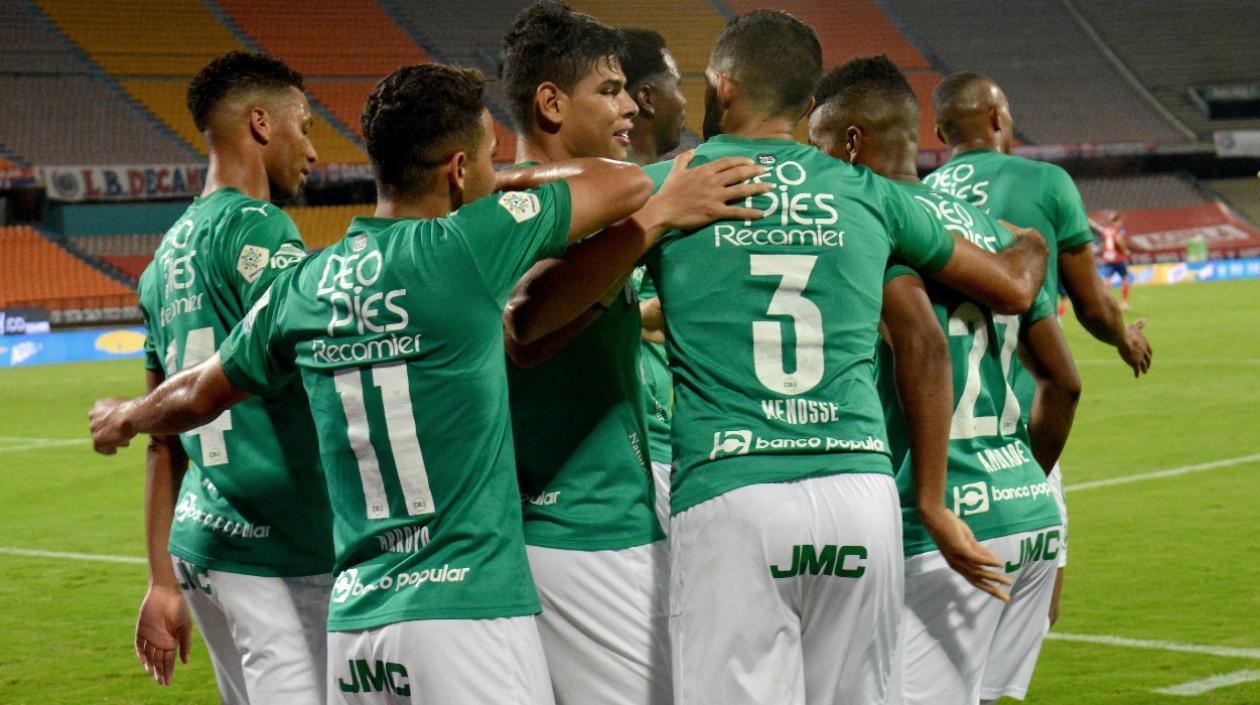 Los jugadores del Deportivo Cali celebran un gol. 