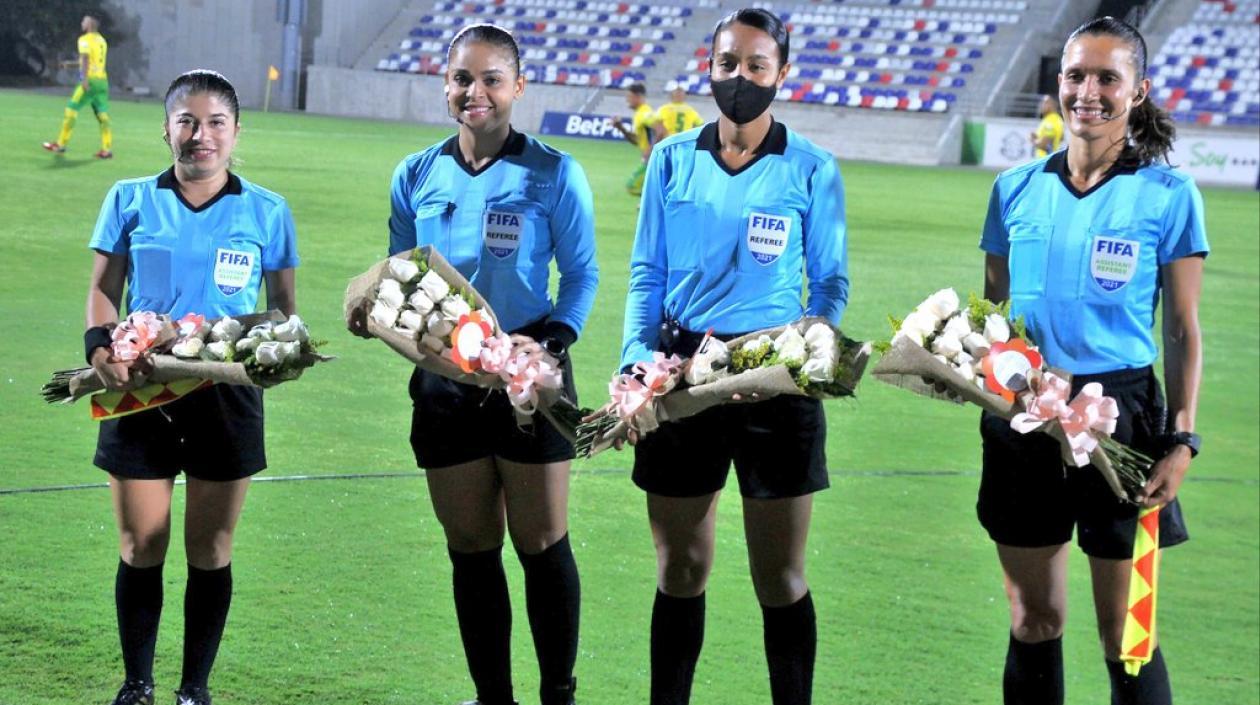 La terna femenina en el Romelio Martínez.