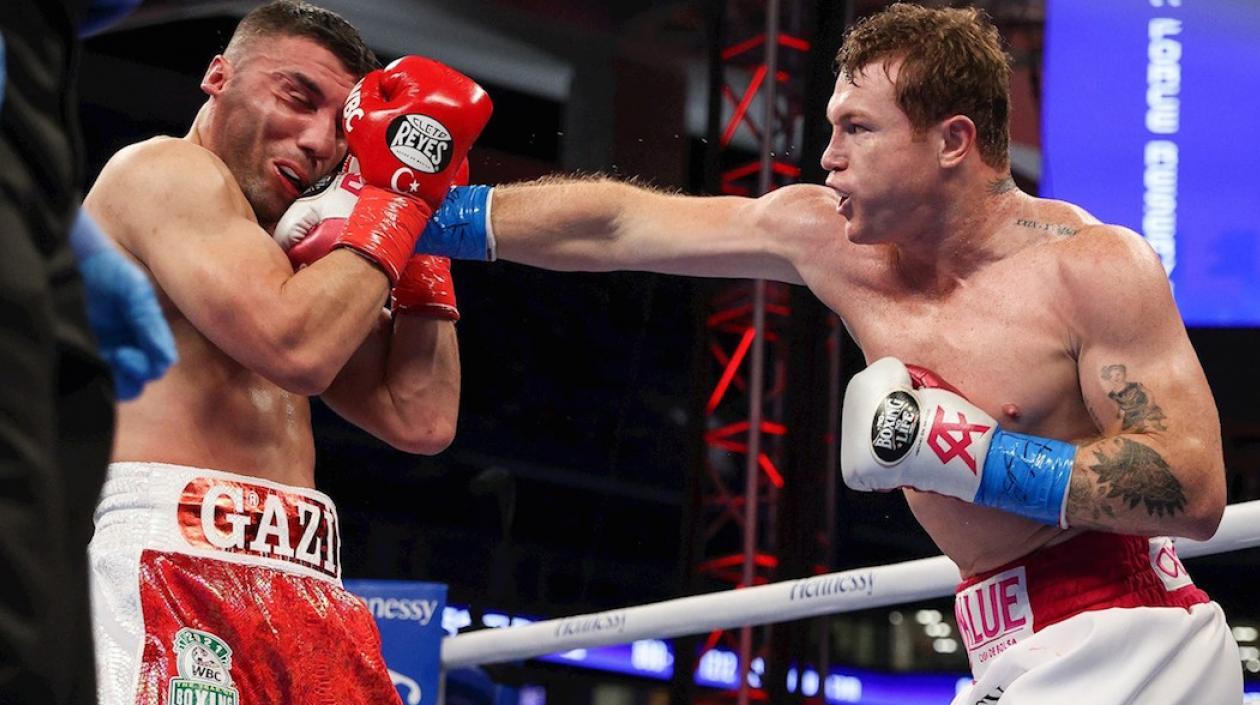 “Canelo” Álvarez impactando a Avni Yildirim, durante la pelea.