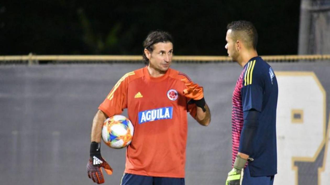 Des McAleenan en una charla con uno de los arqueros de Colombia. 