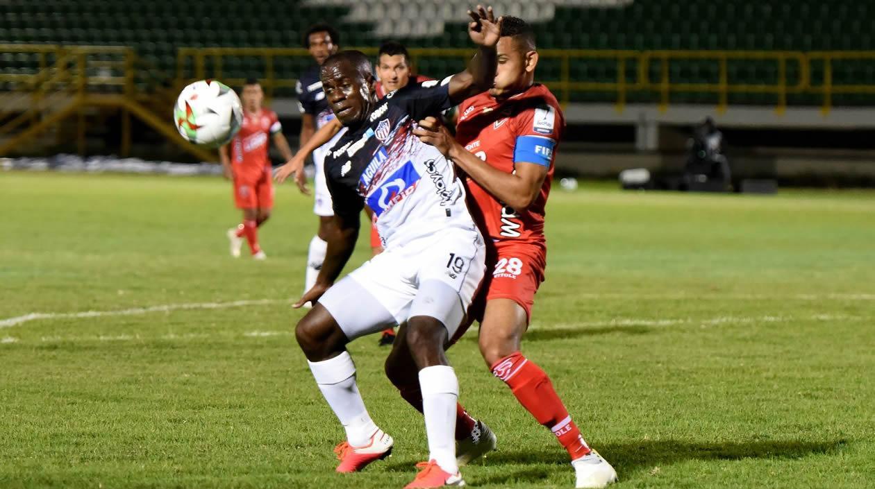 Carmelo Valencia generando peligro frente al arco 'patriota'.