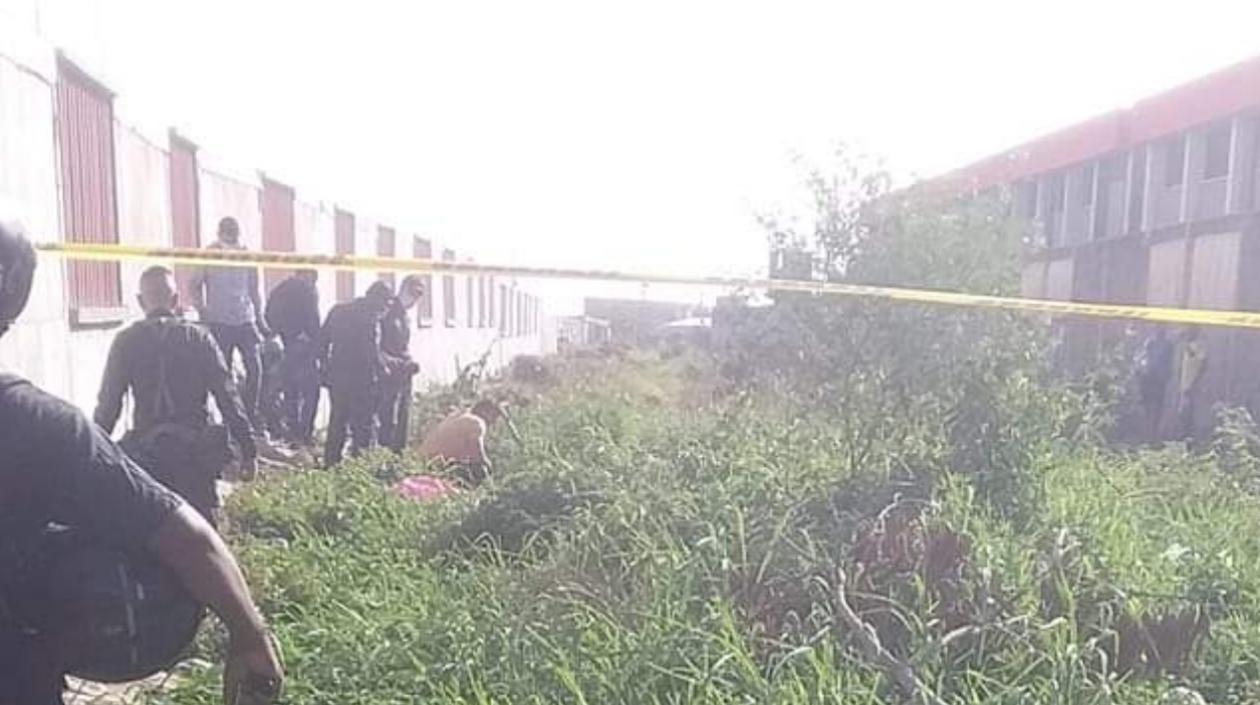 La Policía acordonó el área enmontada donde fue ultimado el hombre.