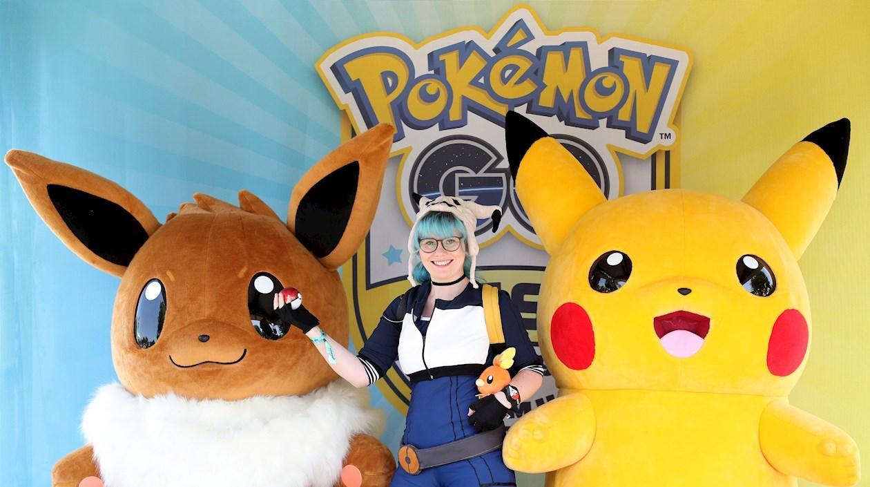 Una chica posa con figuras de Pokémon Pikachu (d) y Eevee (i) durante el evento 'Pokémon Go Fest' en Dortmund, Alemania. 