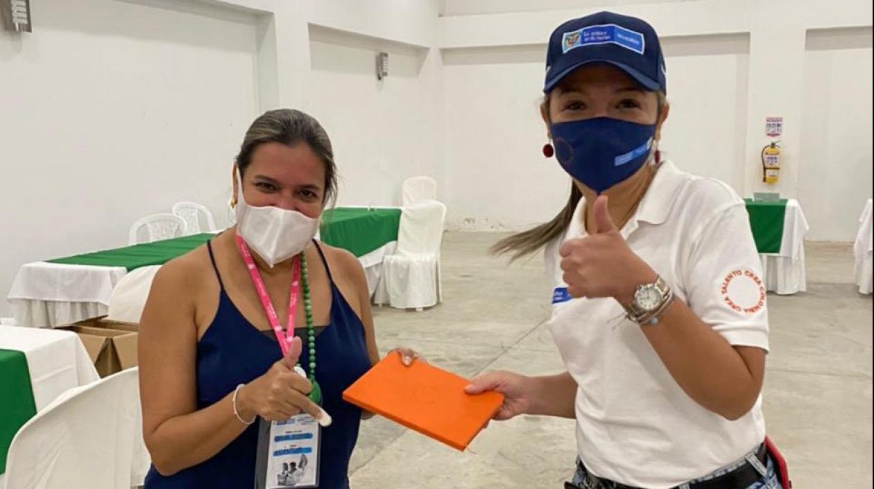 Diana Acosta, Secretaria de Cultura del Atlántico, con la Viceministra de Creatividad y Economía Naranja, Adriana Padilla.