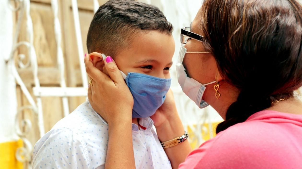 El uso del tapabocas en espacios públicos y locales comerciales se mantiene. 