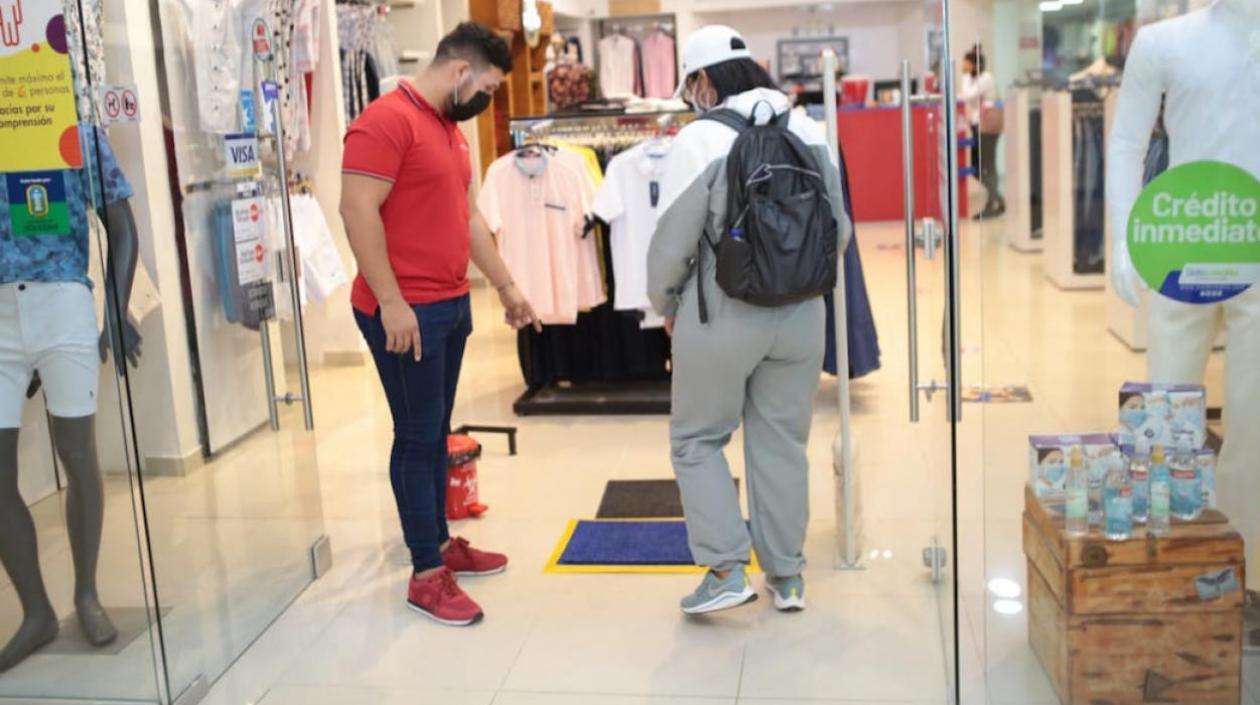 Algunas de las medidas fueron los tapetes para limpiar los zapatos al ingreso de los negocios.