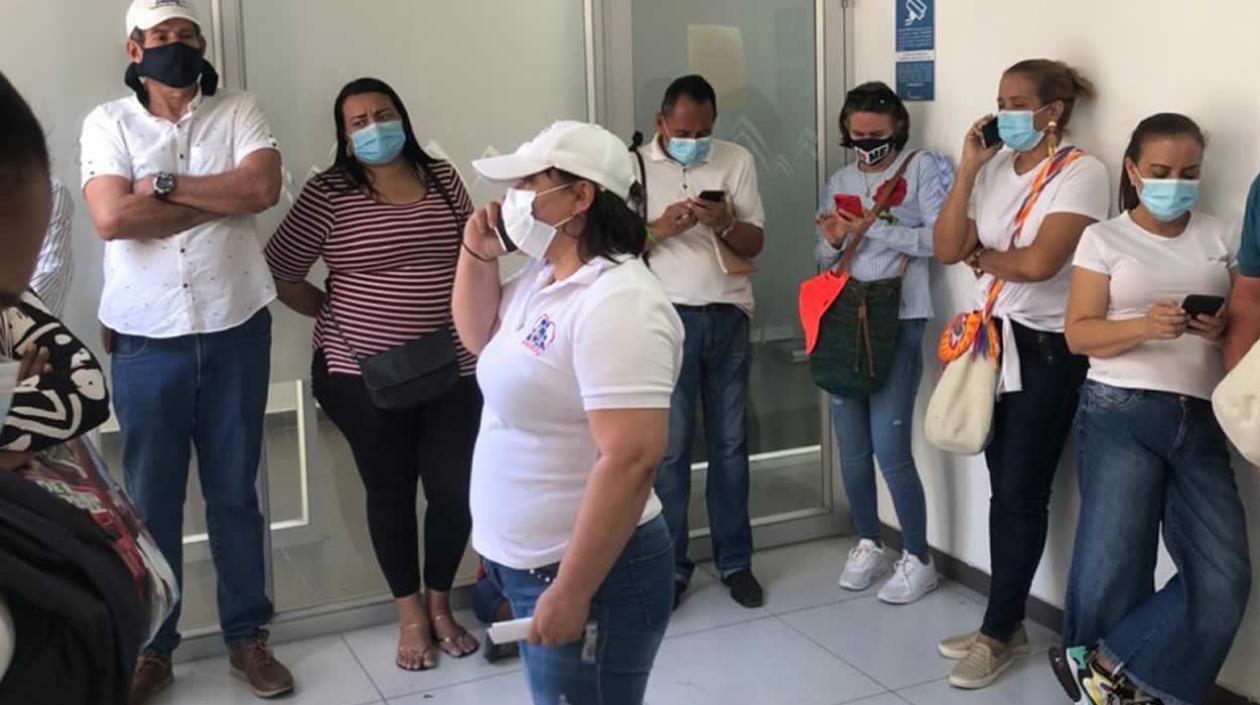 El plantón en las instalaciones de Coomeva.