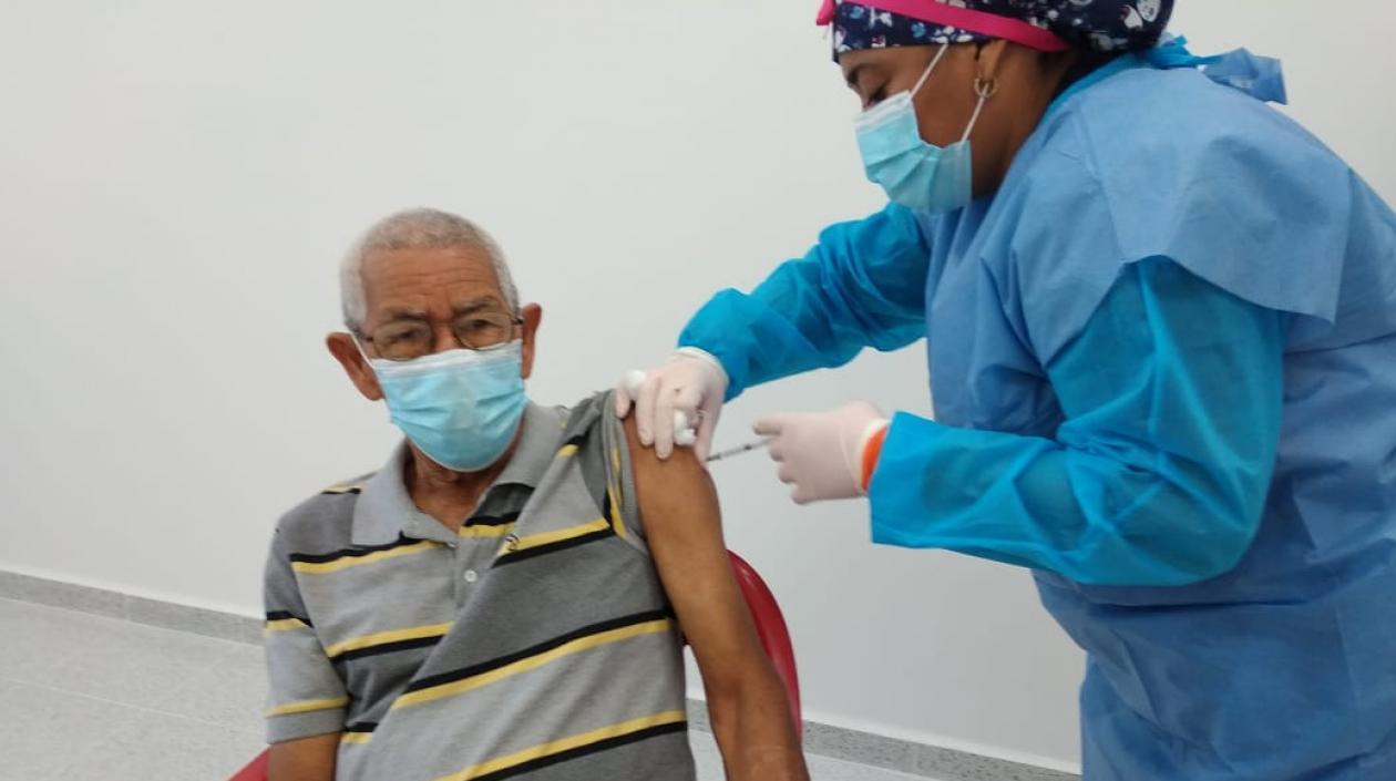 En municipios del Atlántico se adelanta la vacunación a los adultos mayores.