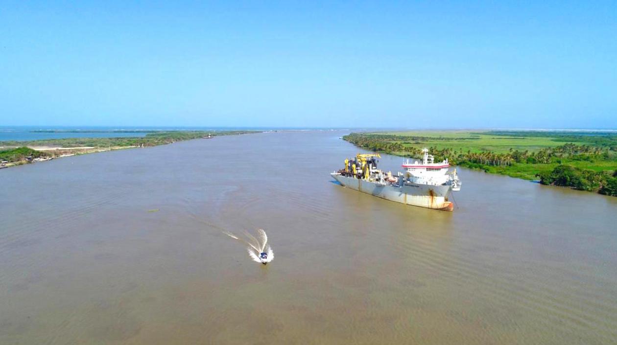 La draga 'Bartolomeu Dias', en el puerto de Barranquilla.